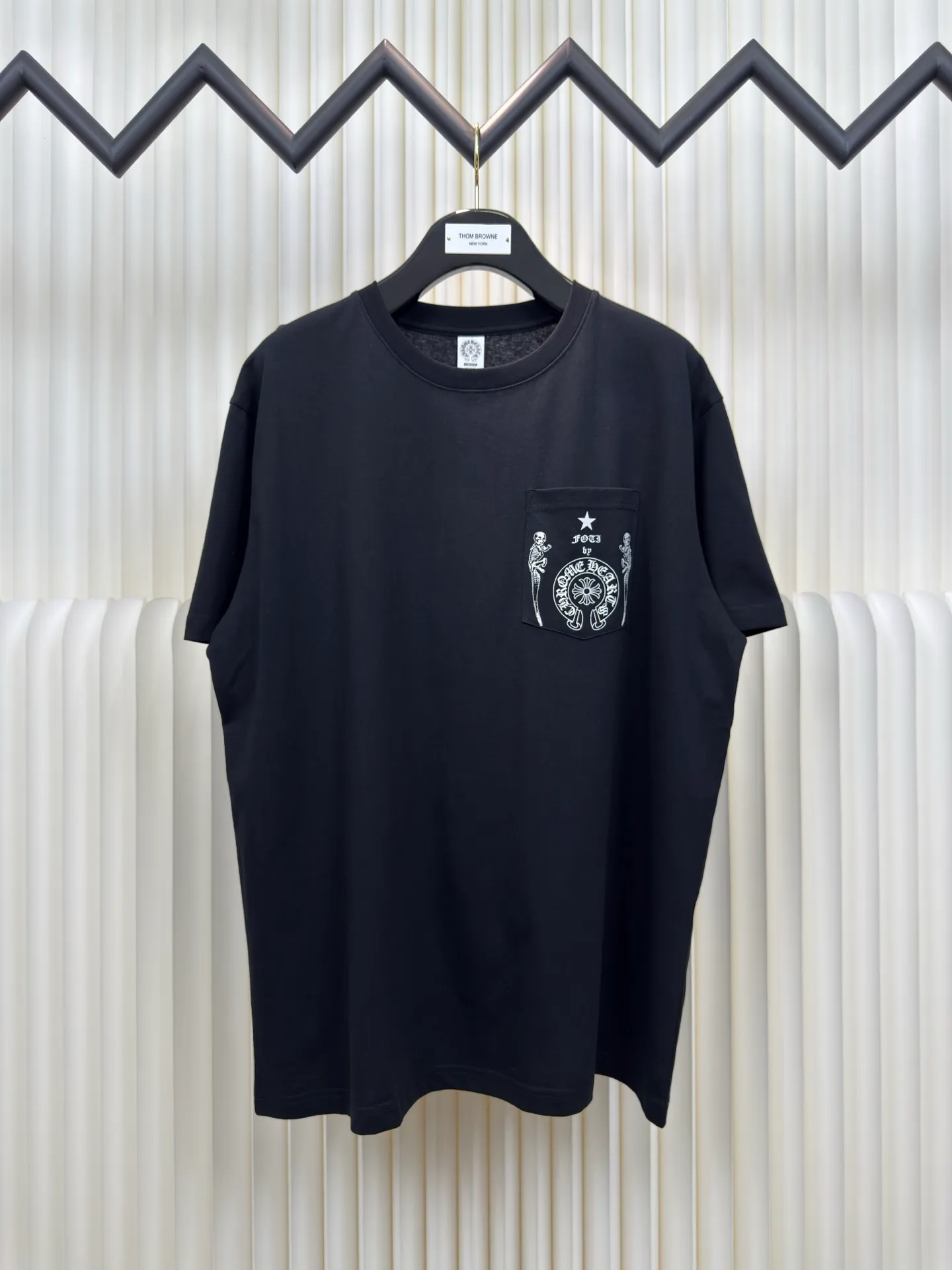 P240 Chrome Hearts/foti Lizard Man Family Portrait Short Sleeves Authentic Open Edition - Physical Counter - Top Luxury Quality 🆚 Instant sale of all editions on the market. The fabric is made of 26 weave 200g cotton. The printing is made of hand glue printing. Customized accessories. Size S M L